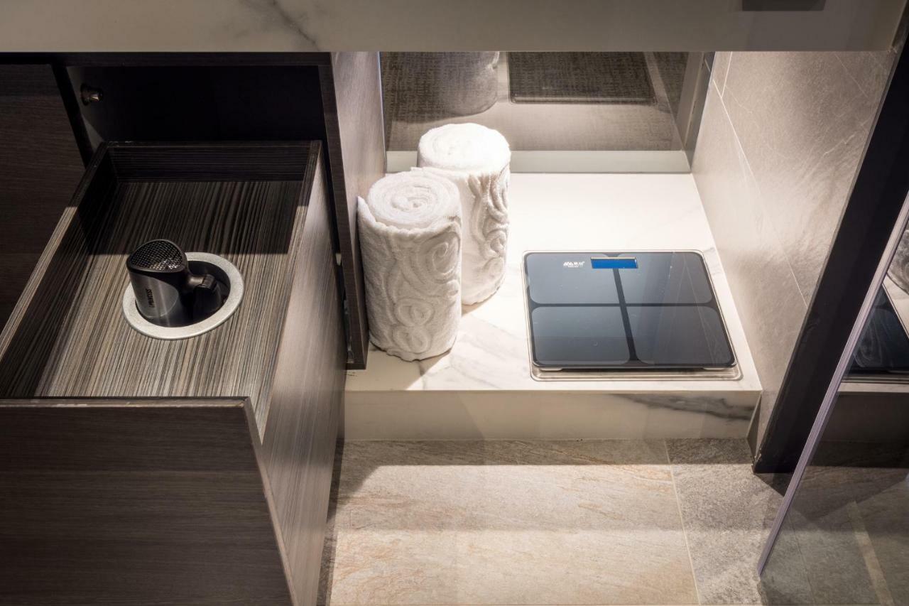Park Lees Hotel Kao-siung Exteriér fotografie A digital bathroom scale